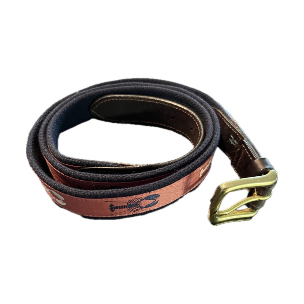 Vineyard Vines men’s belt, red with blue and white lobsters.